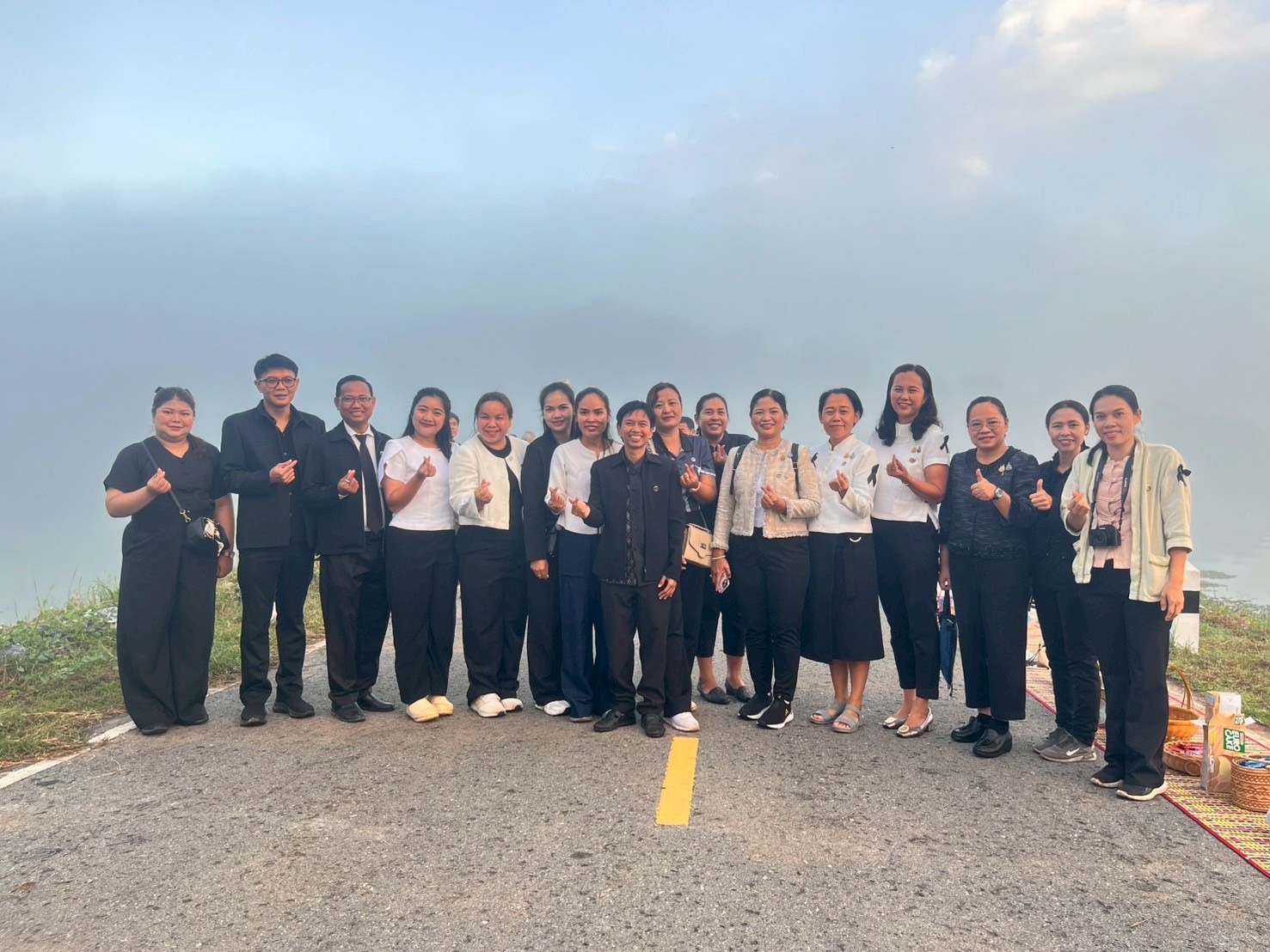 🌾☘️ สพอ.โนนสัง ร่วมทำบุญตักบาตรบนสันเขื่อนสะพานเชื่อมฮักบ้านตาดไฮ  🌾🐟